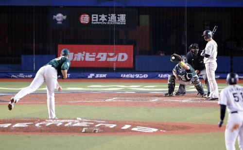 日本対オーストラリア　8回裏日本2死満塁、　浅村は押し出し四球を選ぶ。投手ケネディ（撮影・浅見桂子）