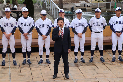 中大　東都大学野球リーグ優勝報告会・第50回記念明治神宮野球大会壮行会にて挨拶をする清水監督（撮影・保坂淑子）