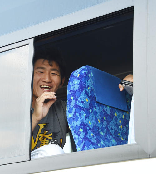 バスで引き揚げるソフトバンク野村大樹（撮影・今浪浩三）