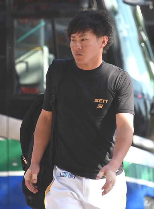 血行障害でキャンプを離脱したソフトバンク牧原大成(2019年11月8日撮影)