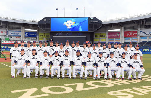 日本対オーストラリア　記念撮影に納まる侍ジャパンの選手（撮影・たえ見朱実）
