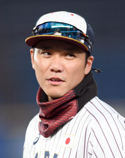 日本対オーストラリア　寒さ対策でネックウオーマーを着用して練習する坂本勇（撮影・たえ見朱実）