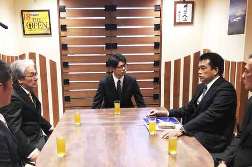 中日ファンの聖地「ピカイチ」で入団交渉に臨む育成1位の名大・松田（中央）（撮影・安藤宏樹）