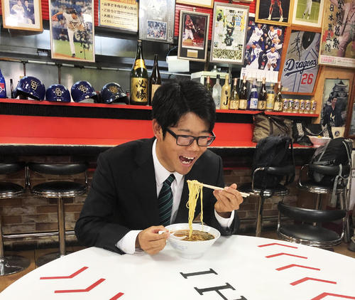 名古屋市内にある竜党の聖地ピカイチで中日と仮契約を交わし、名物のピカイチラーメンを食べる名大・松田（撮影・安藤宏樹）