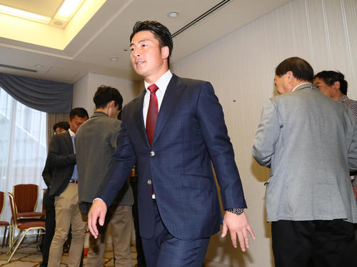 ロッテとのFA交渉を終え取材に応じた楽天美馬（撮影・足立雅史）