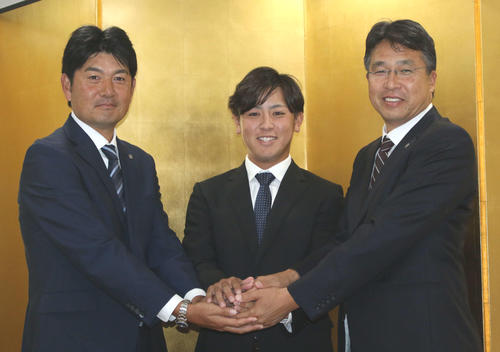 仮契約を結んだ日本ハムのドラフト1位河野（左は加藤スカウト、右は大渕スカウト部長）（撮影・木下大輔）