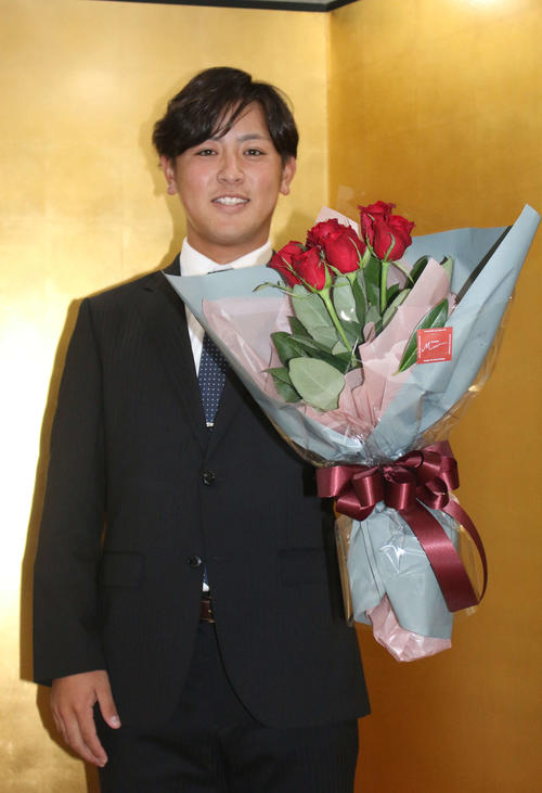 仮契約を結んだ日本ハムのドラフト1位河野はバラの花束を手に笑顔（撮影・木下大輔）