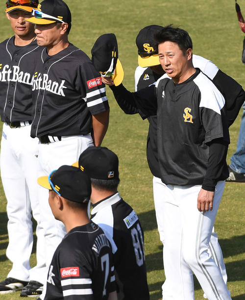 練習前、円陣を組んだソフトバンクナインの前であいさつする平石打撃兼野手総合コーチ（右）。手前から2人目は工藤監督（撮影・今浪浩三）