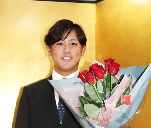 仮契約を結んだ日本ハムドラフト1位のJFE西日本・河野はバラの花束を手に笑顔（撮影・木下大輔）