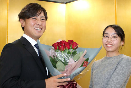 仮契約を結んだ日本ハムドラフト1位の河野（左）は、JFE西日本広報担当の千葉さんからバラの花束を渡されて笑顔（撮影・木下大輔）