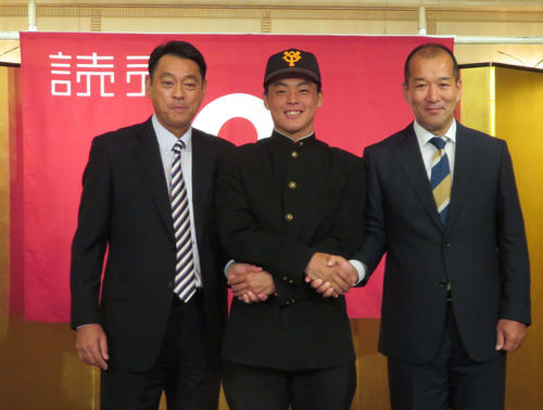 巨人と仮契約を終え、長谷川スカウト部長（左）、織田スカウト（右）と握手をするドラフト5位の星稜・山瀬（撮影・湯本勝大）