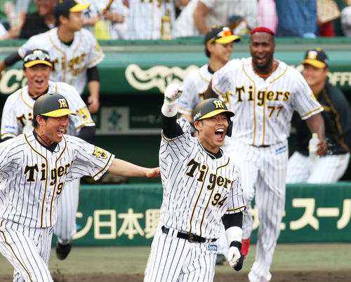 日本ハム戦で、代打サヨナラ中前打を放ちガッツポーズする原口文仁（2019年6月9日撮影）