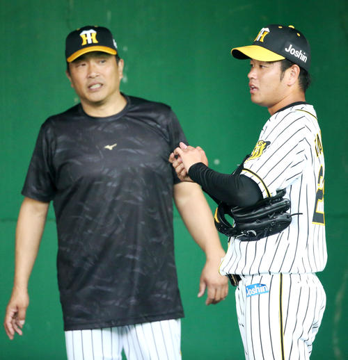 高橋遥（右）はブルペンで山本昌臨時コーチの指導を受ける（撮影・上山淳一）
