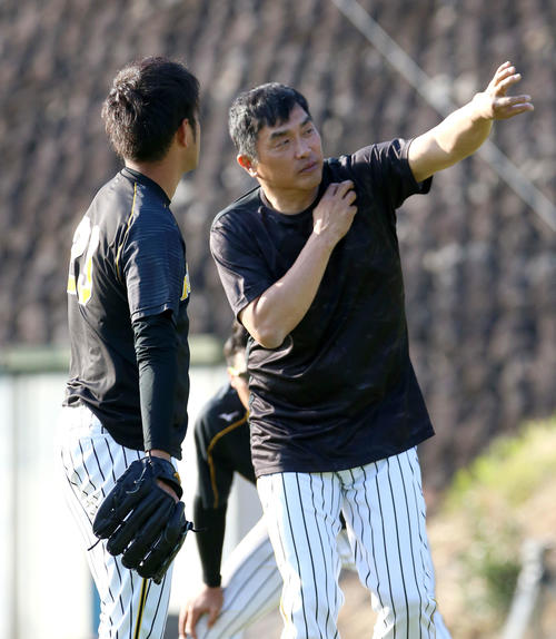 高橋遥（左）は個別・課題練習で山本昌臨時コーチの指導を受ける（撮影・上山淳一）