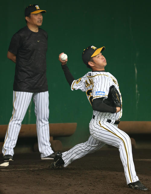 高橋遥（右）は山本昌臨時コーチが見守る中、カーブを投じる（撮影・上山淳一）