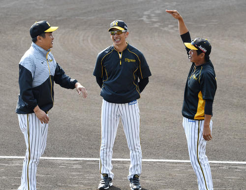 練習で話す山本昌臨時コーチ（左）、矢野監督（中央）、藤本コーチ（撮影・前岡正明）