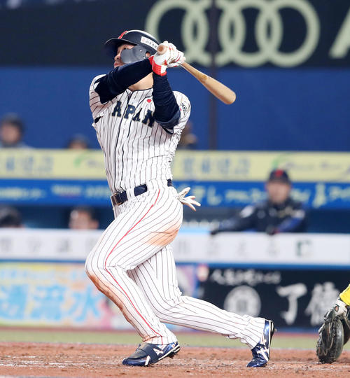 日本対オーストラリア　4回裏日本2死、鈴木は左越え本塁打を放つ（撮影・加藤哉）