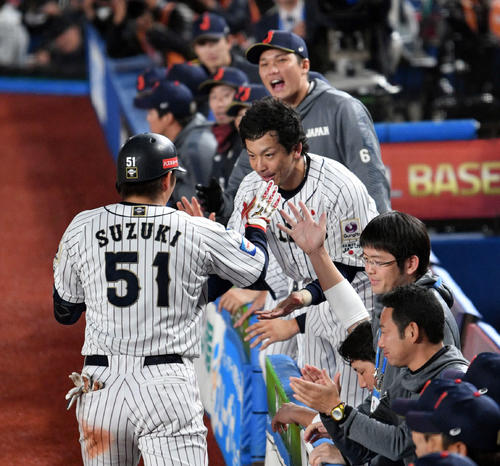 日本対オーストラリア　4回裏日本2死、左越えソロ本塁打を放った鈴木（左）を出迎える松田宣（右中央）（撮影・滝沢徹郎）