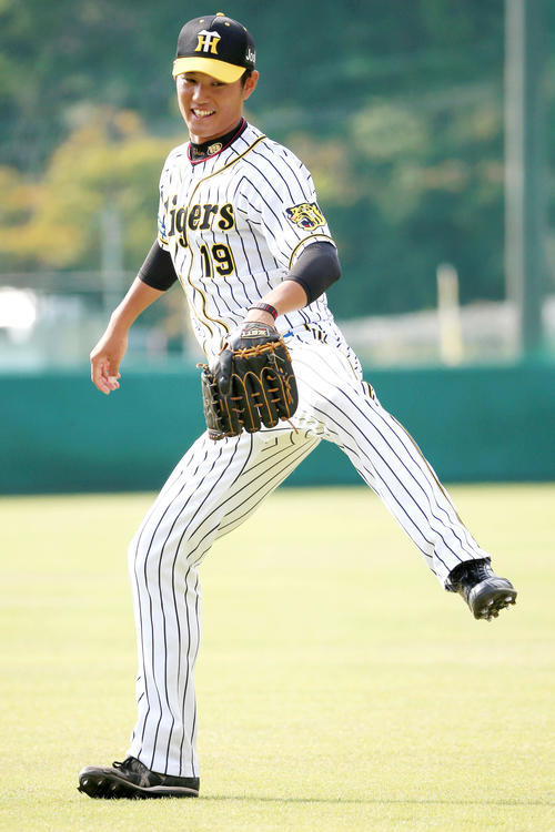 ブルペンでの投球に向け体を動かしフォームのチェックをする藤浪（撮影・上山淳一）