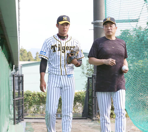 ブルペンで投球を終えた藤浪（左）は山本昌臨時コーチと話しながら移動する（撮影・上山淳一）