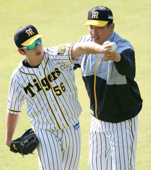 サブグラウンドで飯田（左）を指導する山本昌臨時コーチ（撮影・上山淳一）