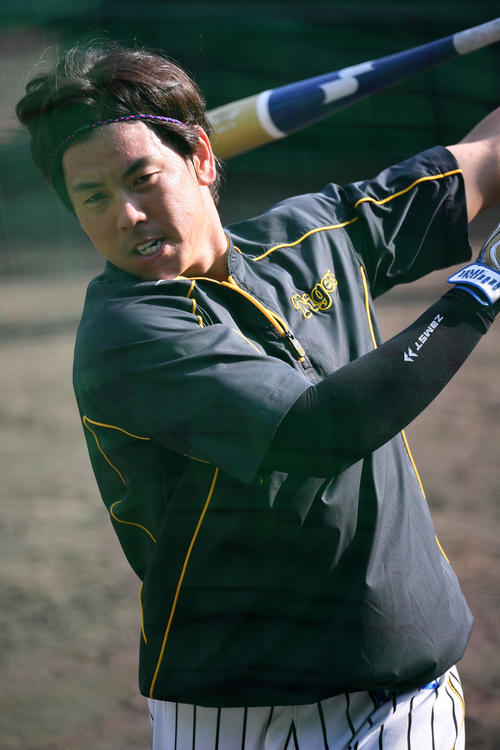 ティー打撃を行う梅野、午後1時42分（撮影・前岡正明）