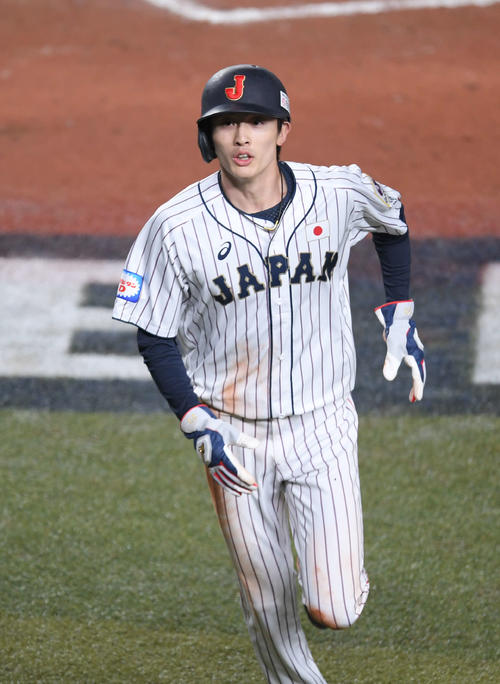 日本対オーストラリア　7回裏日本2死三塁、代走周東は源田のバントで同点の生還を果たし、笑顔を見せる（撮影・加藤諒）