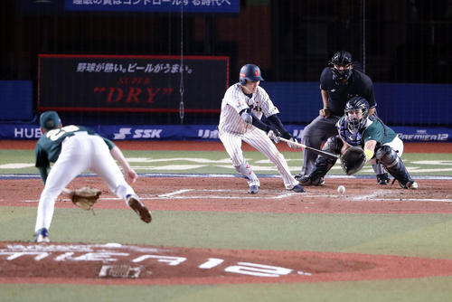 日本対オーストラリア　7回裏日本2死三塁、セーフティーバントを決める源田（撮影・浅見桂子）