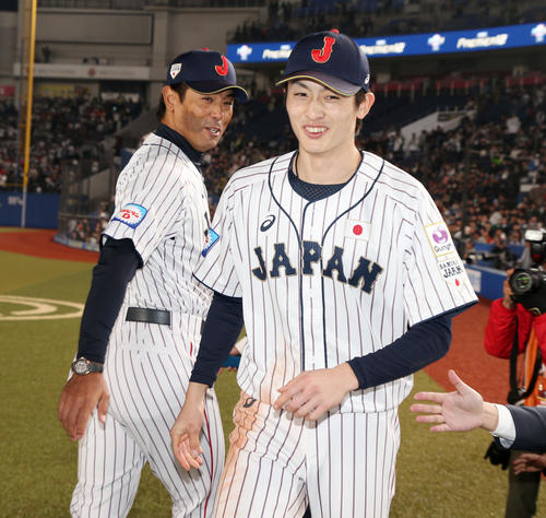 日本対オーストラリア　稲葉監督（左）に見送られヒローインタビューへ向かう周東（撮影・加藤哉）