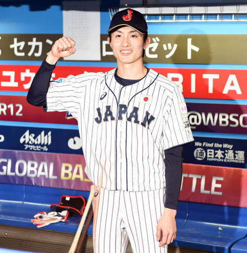 日本対オーストラリア　試合終了後、笑顔でガッツポーズを決める周東（撮影・たえ見朱実）
