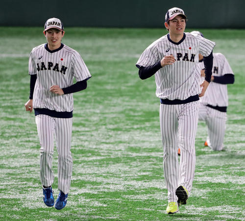 日本対アメリカ　ウォームアップする周東（左）と高橋礼（撮影・浅見桂子）