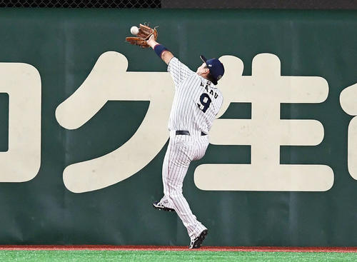 日本対米国　6回表米国無死、ルッカーの飛球を好捕する丸（撮影・たえ見朱実）