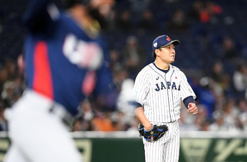 日本対米国　7回表米国1死、アデルにソロ本塁打を浴びる大野（撮影・たえ見朱実）