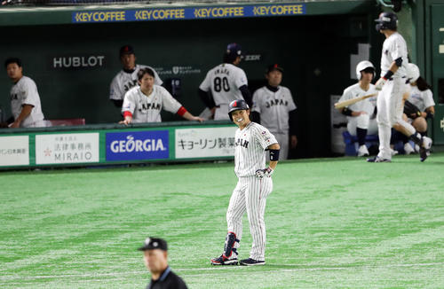 日本対アメリカ　７回裏日本２死二、三塁、近藤は強い打球も遊直に終わり、苦笑して立ちすくむ（撮影・浅見桂子）