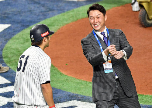 日本対米国　試合前練習で鈴木（左）と談笑する新井氏（撮影・滝沢徹郎）
