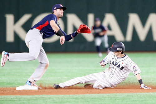 日本対米国　8回裏日本1死一塁、代走周東は二盗を決める、野手はクローネンワース（撮影・加藤哉）