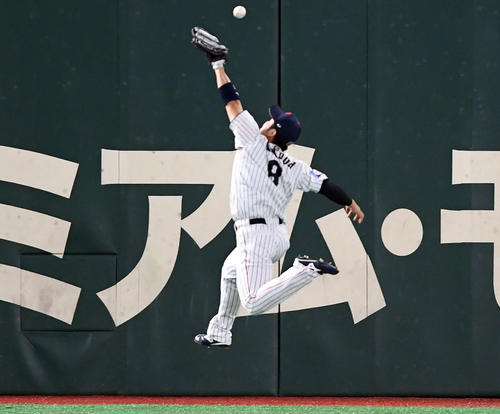 日本対米国　3回表米国1死一、三塁、ダルベックの打球は近藤の頭上を越え適時打二塁打とする（撮影・たえ見朱実）
