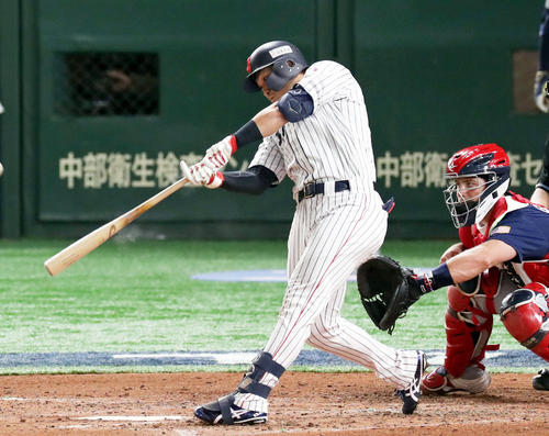 日本対アメリカ　4回裏日本1死、中越え三塁打を放つ鈴木（撮影・前田充）