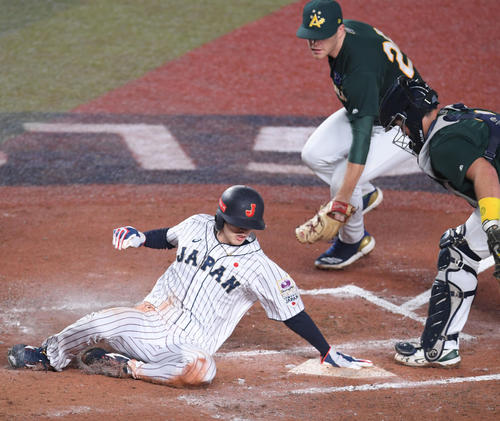 日本対オーストラリア　7回裏日本2死三塁、源田のセーフティーバントで生還する三走周東（左）（撮影・加藤諒）