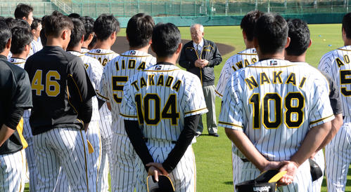 練習前、ナインに訓示する阪神・藤原オーナー（撮影・前岡正明）