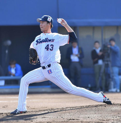 トライアウトで登板する村中恭兵（撮影・上田博志）