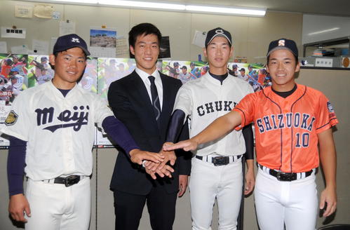 大会に向けて気合を込める4人。左から明大の村松、大会実行委員会企画チームの森田さん、中京大の漢人、静岡大の河本