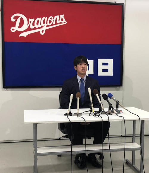 契約交渉を終え記者会見に臨む中日梅津