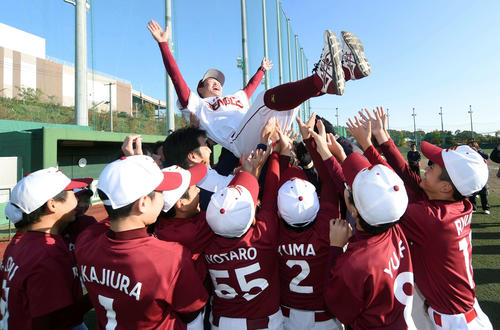 V2を飾り選手たちに胴上げされる楽天スクールの古川監督