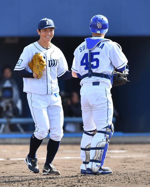 トライアウトで笑顔を見せながらマウンドに上がる小石博孝（撮影・上田博志）