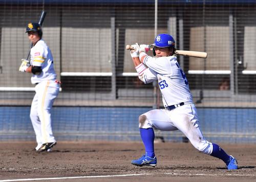 トライアウトで左中間へ三塁打を放つ亀沢恭平（撮影・上田博志）