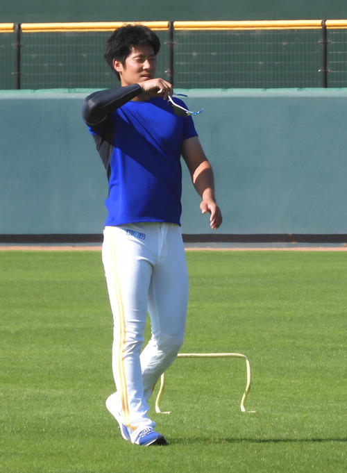 ソフトバンク上林（左）はリハビリ組でトレーニングを行う
