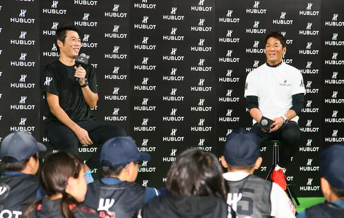 時計ブランド「HUBLOT（ウブロ）」の野球イベントに参加し子どもたちの質問に笑顔を見せる上原氏（左）と長嶋氏（撮影・足立雅史）