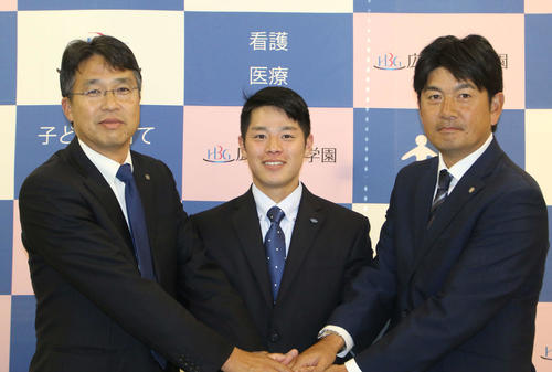 日本ハムと仮契約を結んだドラフト6位、広島文化学園大・梅林（左は大渕スカウト部長、右は担当の加藤スカウト）（撮影・木下大輔）