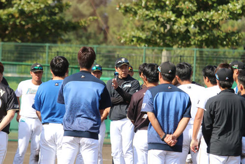 秋季キャンプ打ち上げで選手らに話しをする日本ハム栗山監督（中央）（撮影・中島宙恵）